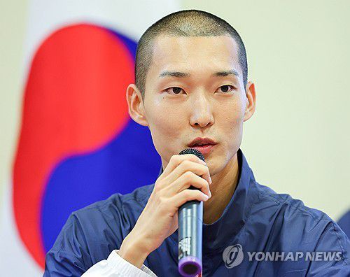 올림픽 임하는 각오 밝히는 우상혁(퐁텐블로[프랑스]=연합뉴스) 김도훈 기자 = 2024 파리올림픽 높이뛰기에 출전하는 우상혁이 21일(현지시간) 오전 프랑스 퐁텐블로 프랑스국가방위스포츠센터(CNSD)에 마련된 대한민국 선수단의 사전 캠프 '팀코리아 파리 플랫폼'에서 열린 선수단 인터뷰에서 대회에 임하는 각오를 밝히고 있다. 2024.7.21 superdoo82@yna.co.kr