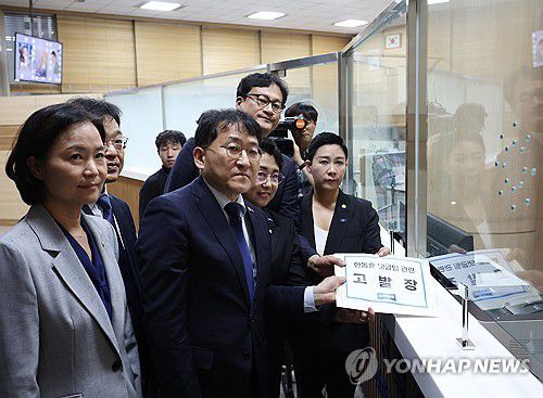 조국혁신당, '한동훈 댓글팀' 관련 고발장 접수(서울=연합뉴스) 이지은 기자 = 조국혁신당 차규근 의원 등이 22일 서울 서대문구 경찰청 국가수사본부에서 국민의힘 한동훈 후보의 법무부 장관 시절 댓글팀 운영 의혹과 관련 고발장을 민원실에 접수하고 있다. 2024.7.22 jieunlee@yna.co.kr
