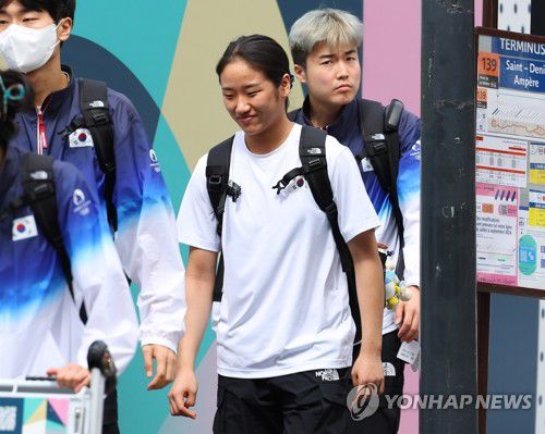 선수촌 입촌하는 배드민턴 대표팀 안세영(파리=연합뉴스) 김도훈 기자 = 2024 파리올림픽에 출전하는 배드민턴 대표팀 안세영이 22일(현지시간) 파리 생드니에 마련된 올림픽 선수촌에 입촌하고 있다. 2024.7.22 superdoo82@yna.co.kr