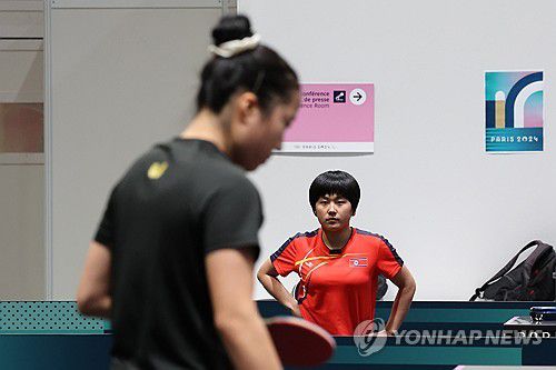 탁구 경기장에서 마주한 남북(파리=연합뉴스) 임화영 기자 = 22일(현지시간) 프랑스 파리 사우스 파리 아레나4에 마련된 탁구 경기장에서 훈련 중인 신유빈 뒤로 북한 대표팀 김금영이 몸을 풀고 있다. 2024.7.22 hwayoung7@yna.co.kr