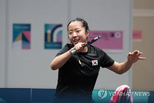 훈련 도중 미소 보이는 신유빈(파리=연합뉴스) 임화영 기자 = 22일(현지시간) 프랑스 파리 사우스 파리 아레나4에 마련된 탁구 경기장에서 신유빈이 훈련하고 있다. 2024.7.23 hwayoung7@yna.co.kr