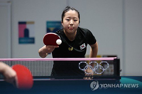 신유빈 '메롱'(파리=연합뉴스) 임화영 기자 = 22일(현지시간) 프랑스 파리 사우스 파리 아레나4에 마련된 탁구 경기장에서 신유빈이 훈련하고 있다. 2024.7.23 hwayoung7@yna.co.kr