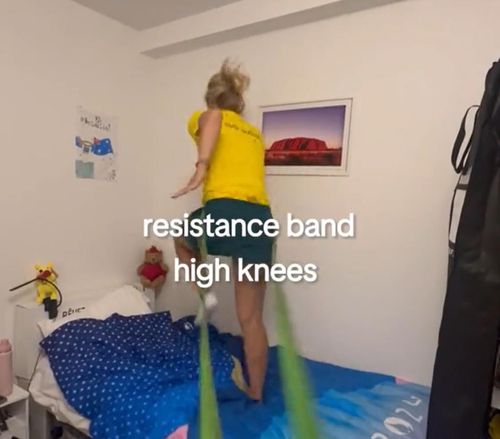 골판지 침대 위에서 달리는 호주 여자 테니스 대표팀 선수[틱톡 영상 캡처. 재판매 및 DB 금지]