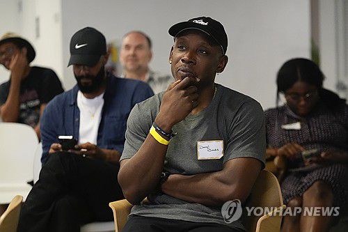 2024년 6월 27일 조 바이든과 도널드 트럼프의 첫 TV 토론을 시청 중인 흑인 유권자들[AP 연합뉴스 자료사진. 재판매 및 DB 금지]