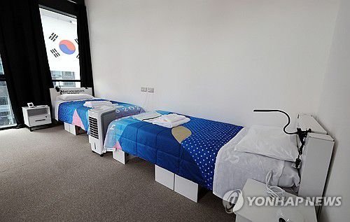 파리올림픽 선수촌의 골판지 침대(파리=연합뉴스) 김인철 기자 = 23일(현지시간) 파리 생드니에 위치한 2024 파리 올림픽 선수촌 내 한국대표팀 숙소가 취재진에 공개되고 있다.     대한체육회는 선수들이 더위에 지치지 않도록 별도로 냉풍기를 공수해 각 방에 비치해 컨디션 조절에 어려움이 없도록 할 예정이다. 2024.7.24 yatoya@yna.co.kr