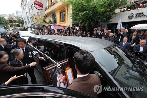 가수 김민기 발인식(서울=연합뉴스) 박동주 기자 = 24일 오전 서울 종로구 아르코꿈밭극장에서 대학로 소극장의 상징 '학전'을 30여년간 운영하며 후배 예술인을 배출해 온 가수 김민기의 발인식을 마치고 유가족들이 떠나고 있다. 2024.7.24 pdj6635@yna.co.kr
