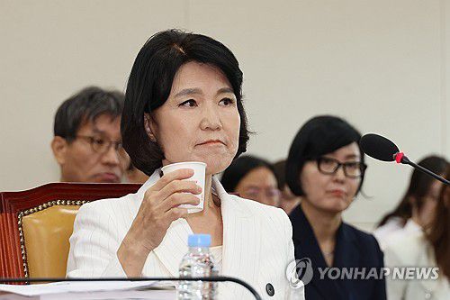 질문 받는 이진숙 방송통신위원장 후보자(서울=연합뉴스) 김주성 기자 = 이진숙 방송통신위원장 후보자가 24일 국회 과학기술정보방송통신위원회에서 열린 인사청문회에서 위원의 질문을 듣고 있다. 2024.7.24 utzza@yna.co.kr