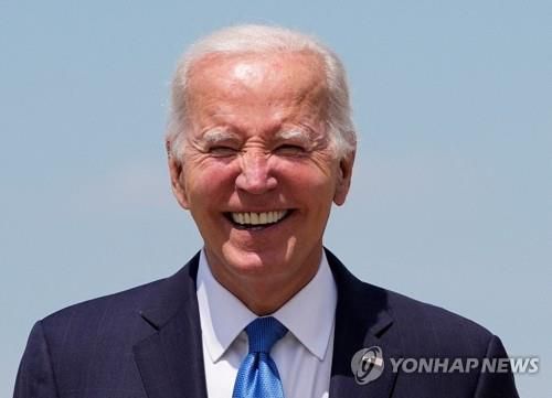 활짝 웃는 바이든 미국 대통령  (앤드루스공군기지 로이터=연합뉴스) 조 바이든 미국 대통령이 23일(현지시간) 메릴랜드주 앤드루스 공군기지에 도착해 활짝 웃고 있다.  2024.07.24  passion@yna.co.kr