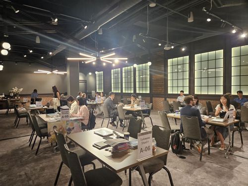 'K-스토리 앤드 코믹스 인 아메리카' 행사(로스앤젤레스=연합뉴스) 김경윤 기자 = 문화체육관광부와 한국콘텐츠진흥원이 주최하는 'K-스토리 앤드 코믹스 인 아메리카' 행사가 24일(현지시간) LA컨벤션센터와 AC 호텔에서 개막했다. 사진은 AC 호텔에서 열린 B2B(기업 대 기업) 행사. 2024.7.25 heeva@yna.co.kr