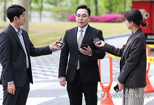 수원지법 들어서는 조명현 씨(수원=연합뉴스) 홍기원 기자 = 2022년 제20대 대통령 선거와 관련한 공직선거법 위반 혐의로 기소된 더불어민주당 이재명 대표의 배우자 김혜경 씨 사건의 공익제보자 조명현 씨가 22일 오전 증인신문을 위해 경기도 수원시 영통구 수원지방법원으로 들어서고 있다. 2024.4.22 xanadu@yna.co.kr