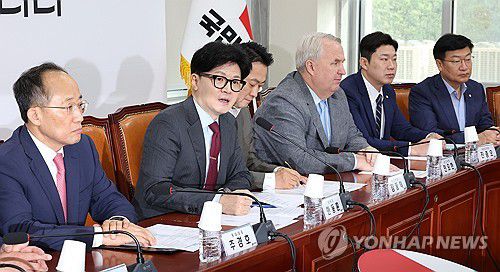 최고위원회의에서 발언하는 한동훈 대표(서울=연합뉴스) 김주형 기자 = 국민의힘 한동훈 대표(왼쪽 두 번째)가 25일 오전 국회에서 열린 최고위원회의에서 발언하고 있다. 2024.7.25 kjhpress@yna.co.kr