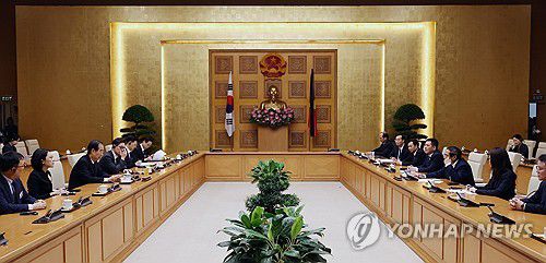 베트남 총리 면담하는 한덕수 총리(하노이=연합뉴스) 최재구 기자 = 응우옌 푸 쫑 베트남 공산당 서기장 조문을 위해 베트남을 방문한 한덕수 국무총리가 25일(현지시간) 베트남 하노이 베트남 총리실에서 팜 민 찐 베트남 총리와 면담하고 있다. 2024.7.25 jjaeck9@yna.co.kr