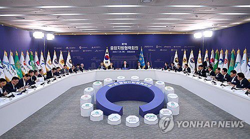 윤석열 대통령, 중앙지방협력회의 모두발언(홍성=연합뉴스) 홍해인 기자 = 윤석열 대통령이 25일 충남도청에서 열린 제7차 중앙지방협력회의에서 모두 발언을 하고 있다.   2024.7.25 hihong@yna.co.kr