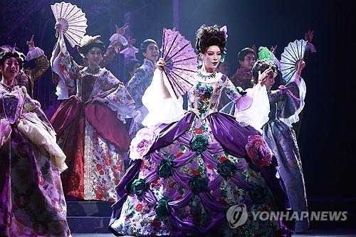 사교계의 여왕(서울=연합뉴스) 진연수 기자 = 25일 오후 서울 중구 충무아트센터 대극장에서 열린 뮤지컬 '베르사유의 장미' 프레스콜에서 배우 리사가 주요장면을 시연하고 있다. 2024.7.25 jin90@yna.co.kr