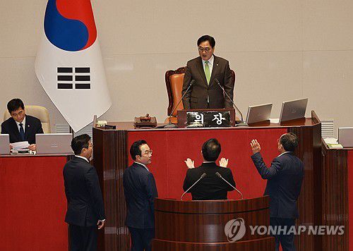 여야 충돌(서울=연합뉴스) 한종찬 기자 = 25일 국회 본회의에서 국민의힘 추경호 원내대표가 우원식 국회의장에게 회의 진행 방식에 대해 항의하고 있다. 2024.7.25 saba@yna.co.kr