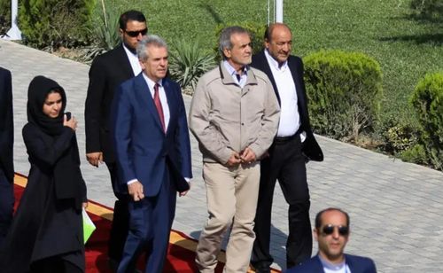 2016년 8월 의회 부의장이던 페제시키안이 점퍼를 입고 외국 대표단 맞이하는 모습[ISNA 캡처. 재판매 및 DB 금지]