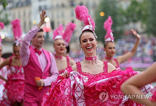 파리 올림픽 공연자들(파리 로이터=연합뉴스) 26일(현지시간) 진행된 파리 올림픽 개막식 2024.08.27