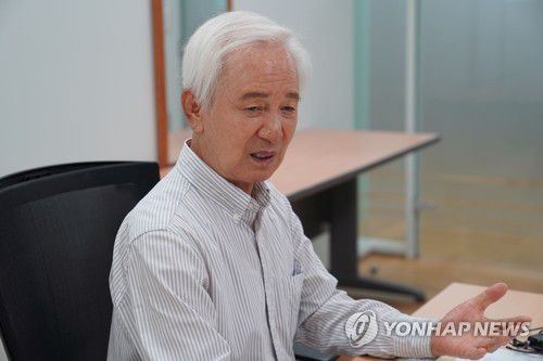 연합뉴스와 인터뷰 중인 김홍신[촬영 김수연]