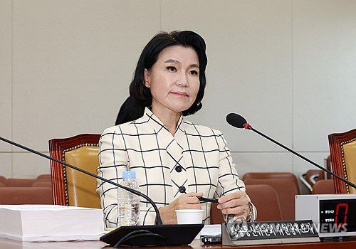 인사청문회 사흘째, 질의 경청하는 이진숙 방송통신위원장 후보자(서울=연합뉴스) 김주형 기자 = 이진숙 방송통신위원장 후보자가 26일 오전 열린 국회 과학기술정보방송통신위원회에서 의원 질의를 경청하고 있다.      이 후보자의 인사청문회는 사흘째 진행 중이다. 민주당 측은 전날 자료 제출 미비를 이유로 청문회 연장을 단독 의결했다. 2024.7.26 kjhpress@yna.co.kr