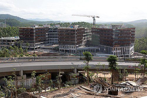 공사 중인 인도네시아 신수도(누산타라 AP=연합뉴스) 지난 29일(현지시간) 인도네시아의 신수도 예정지인 누산타라에 정부 청사 건물이 지어지고 있다. 2024.7.30. photo@yna.co.kr