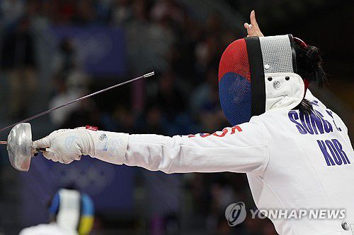 경기 펼치는 송세라(파리=연합뉴스) 신준희 기자 = 27일(현지시간) 프랑스 파리 그랑 팔레에서 열린 2024 파리올림픽 펜싱 여자 에페 개인 16강전에서 송세라가 에스테르 무허리(헝가리)를 상대로 경기를 펼치고 있다. 2024.7.27 hama@yna.co.kr