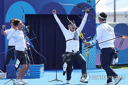 '금이다!'(파리=연합뉴스) 신준희 기자 = 29일(현지시간) 프랑스 파리 레쟁발리드 양궁 경기장에서 열린 2024 파리올림픽 양궁 남자 단체 결승전 한국과 프랑스의 경기.      금메달을 차지한 한국 대표팀 김제덕(왼쪽부터), 이우석, 김우진이 기뻐하고 있다. 2024.7.30 hama@yna.co.kr