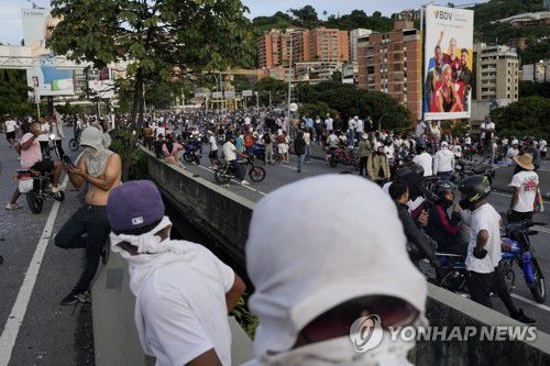 (카라카스 AP=연합뉴스) 29일(현지시간) 베네수엘라 대선 결과에 항의하는 시위대가 카라카스의 고속도로를 점거한 채 시위를 벌이고 있다. 베네수엘라 선거관리위원회는 지난 28일 치러진 대선에서 니콜라스 마두로 현 대통령이 승리했다고 발표했지만 부정 선거 의혹이 불거지면서 야권은 불복을 선언했다. 2024.07.30 passion@yna.co.kr