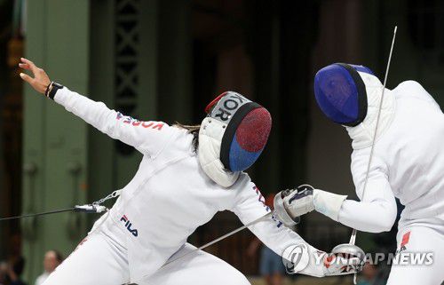 프랑스와 8강 대결하는 강영미(파리=연합뉴스) 신준희 기자 = 30일(현지시간) 프랑스 파리 그랑 팔레에서 열린 2024 파리올림픽 펜싱 여자 에페 단체 8강전에서 한국 강영미(왼쪽)가 프랑스 선수와 대결하고 있다. 2024.7.30 hama@yna.co.kr