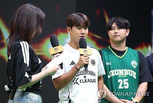 질문에 답하는 윤도영[연합뉴스 자료사진]