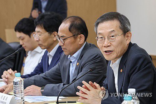 자율주행 산업 발전을 위한 산업계 간담회 참석한 이종호 장관(서울=연합뉴스) 신현우 기자 = 이종호 과학기술정보통신부 장관이 31일 오전 서울 중구 한국지능정보사회진흥원 서울사무소에서 열린 자율주행 산업 발전을 위한 실증현장 방문 및 간담회에 참석해 발언하고 있다. 2024.7.31 nowwego@yna.co.kr