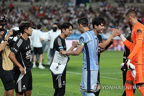 인사나누는 손흥민과 양민혁(서울=연합뉴스) 박동주 기자 = 31일 서울월드컵경기장에서 열린 2024 쿠팡플레이 시리즈 토트넘과 팀 K리그의 경기에 앞서 토트넘 손흥민과 팀 K리그 양민혁이 인사하고 있다.    2024.7.31 pdj6635@yna.co.kr