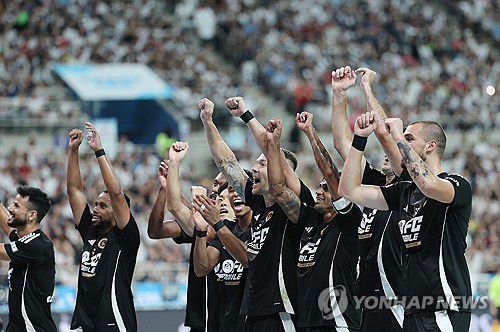 신나는 팀 K리그(서울=연합뉴스) 박동주 기자 = 31일 서울월드컵경기장에서 열린 2024 쿠팡플레이 시리즈 토트넘과 팀 K리그의 경기.      팀 K리그 일류첸코가 두 번째 골을 넣고 동료와 세리머니하고 있다.     2024.7.31 pdj6635@yna.co.kr