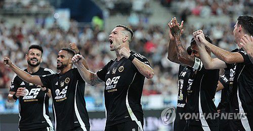 추가골에 신나는 팀 K리그(서울=연합뉴스) 박동주 기자 = 31일 서울월드컵경기장에서 열린 2024 쿠팡플레이 시리즈 토트넘과 팀 K리그의 경기.      팀 K리그 일류첸코가 두번째 골을 넣고 동료와 세리머니하고 있다.     2024.7.31 pdj6635@yna.co.kr