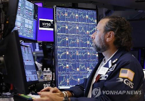 미 뉴욕증권거래소의 트레이더[UPI 연합뉴스 자료사진]