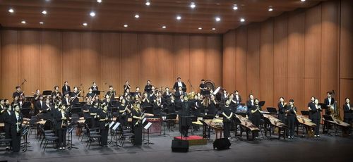 '2024 국악관현악축제' 공연(서울=연합뉴스) 31일 국립국악원 예악당에서 열린 '2024 국악관현악축제' 공연을 마친 뒤 원영석 지휘자와 연주자들이 관객에게 인사하고 있다. 2024.07.31 hyun@yna.co.kr