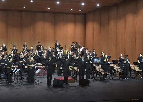 '2024 국악관현악축제' 공연(서울=연합뉴스) 31일 국립국악원 예악당에서 열린 '2024 국악관현악축제' 공연을 마친 뒤 원영석 지휘자와 조다은·이호성 부지휘자가 관객에 인사하고 있다. 2024.07.31 hyun@yna.co.kr