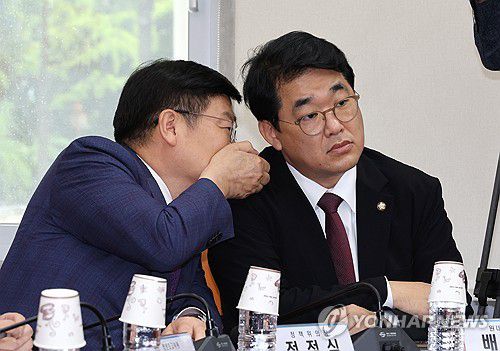 귀엣말하는 정점식 정책위의장과 배준영 원내수석부대표(서울=연합뉴스) 김주형 기자 = 국민의힘 정점식 정책위의장(왼쪽)과 배준영 원내수석부대표가 1일 오전 국회에서 열린 최고위원회의에서 대화하고 있다. 2024.8.1 kjhpress@yna.co.kr