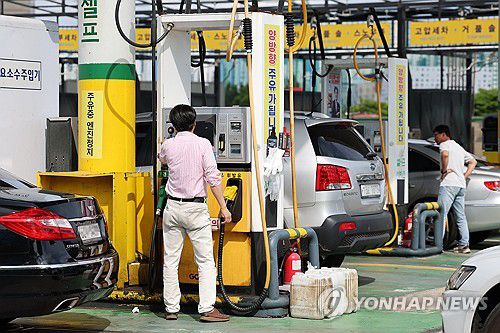주유소 기름값 오름세(광주=연합뉴스) 조남수 기자 = 유류세 인하율이 축소된 1일 광주 서구 치평동의 한 주유소를 찾은 차량이 주유하고 있다. 기획재정부는 이날부터 유류세 인하율을 휘발유는 25%에서 20%, 경유는 37%에서 30%, LPG를 37%에서 30%로 각각 축소했다. 2024.7.1 iso64@yna.co.kr