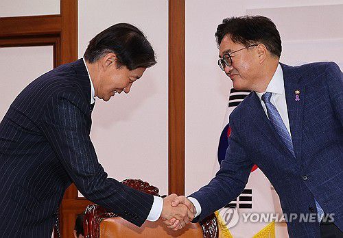 우원식 국회의장 예방한 조국 대표(서울=연합뉴스) 한종찬 기자 = 조국혁신당 조국 대표가 2일 국회에서 우원식 국회의장을 예방해 악수하고 있다. 2024.8.2 saba@yna.co.kr