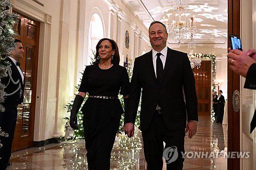 카멀라 해리스 미국 부통령과 남편인 더글러스 엠호프[AFP=연합뉴스. 재판매 및 DB 금지]