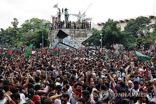 5일 방글라데시 총리 사임에 기뻐하는 다카 시민들[로이터 연합뉴스 자료사진. 재판매 및 DB 금지]