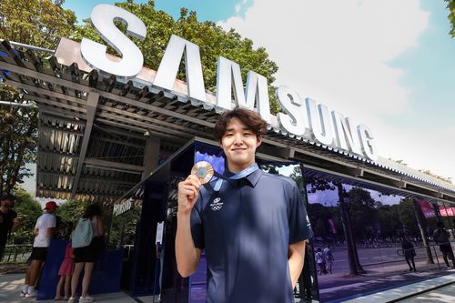 수영 국가대표 김우민 선수가 프랑스 파리 마리니 광장에 위치한 삼성 올림픽 체험관에 방문한 모습. [삼성전자 제공. 재판매 및 DB 금지]