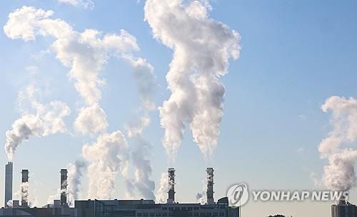 화력발전소 굴뚝에서 나오는 수증기. [연합뉴스 자료사진]