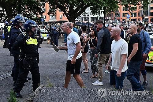 경찰과 대치하는 영국 시위자들[연합뉴스 자료사진. 재판매 및 DB 금지]