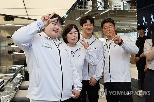 즉석사진 찍는 역도 대표팀(서울=연합뉴스) 임화영 기자 = 2024 파리 올림픽 역도 국가대표팀 박혜정(왼쪽부터), 박종화 코치, 유동주, 전용성 감독이 30일 오후 서울 서초구 데상트 서울에서 열린 대한역도연맹-데상트 공식 스폰서십 조인식을 마친 뒤 즉석사진을 찍고 있다. 2024.5.30 hwayoung7@yna.co.kr