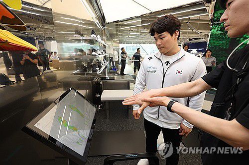 발 치수 측정하는 유동주(서울=연합뉴스) 임화영 기자 = 2024 파리 올림픽 역도 국가대표 유동주가 30일 오후 서울 서초구 데상트 서울에서 열린 대한역도연맹-데상트 공식 스폰서십 조인식을 마친 뒤 발 크기를 측정하고 있다. 2024.5.30 hwayoung7@yna.co.kr