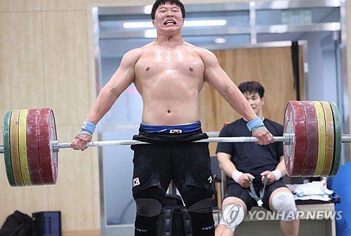 으라차차(진천=연합뉴스) 신준희 기자 = 26일 충북 진천국가대표선수촌에서 열린 2024 파리하계올림픽 D-30 미디어데이에서 역도 장연학이 훈련을 하고 있다. 2024.6.26 hama@yna.co.kr