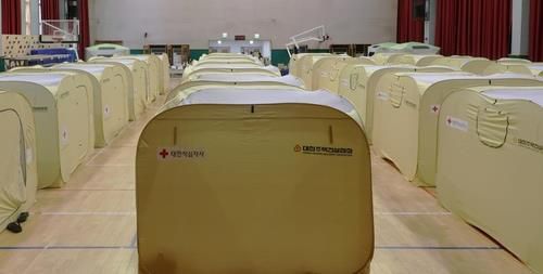 초등학교에 마련된 임시 주거시설[연합뉴스 자료사진]