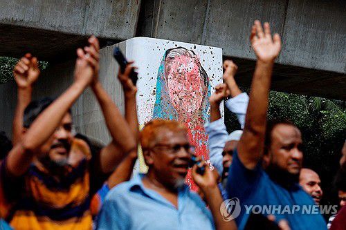 지난 5일 다카서 총리 퇴진에 환호하는 방글라데시 시민들[로이터 연합뉴스 자료사진. 재판매 및 DB 금지]