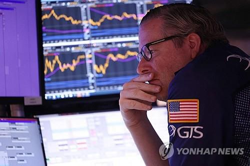 뉴욕증권거래소의 트레이더[AFP 연합뉴스 자료사진. 재판매 및 DB 금지] photo@yna.co.kr